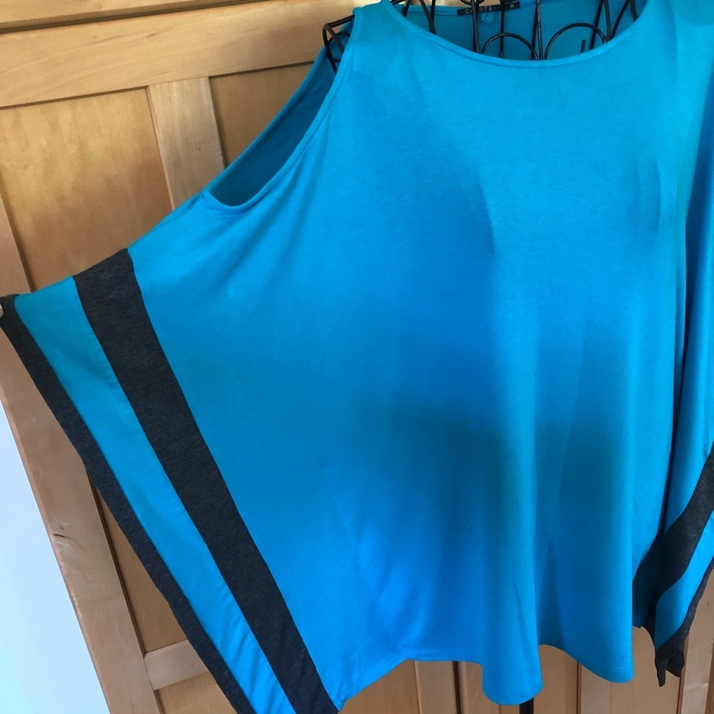 Capote blue oversized cold shoulder square Top Medium